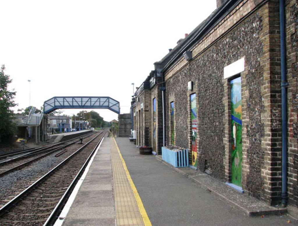 Current view east down the line towards the Station buildings (Credit: Wikipedia)