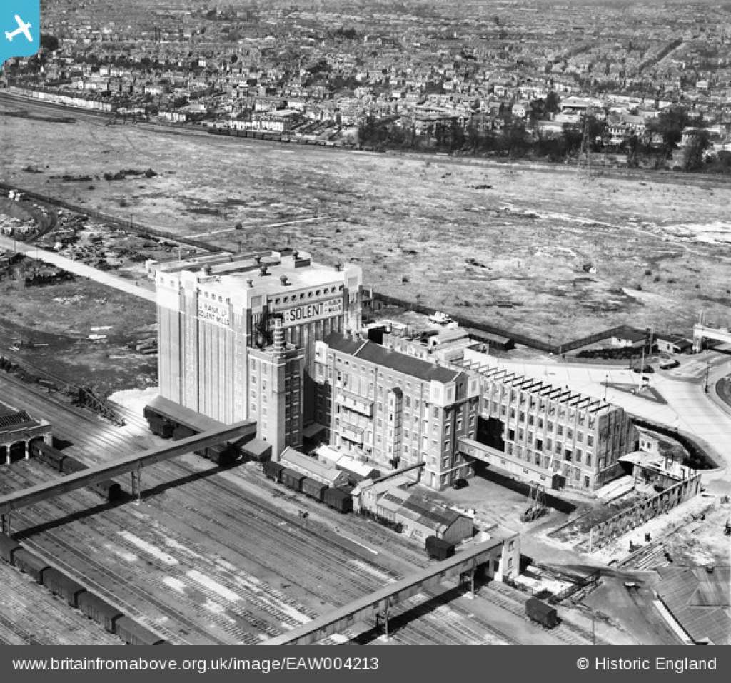 Photo of the Solent Flour Mills dating from the 1950s (Credit: Historic England)