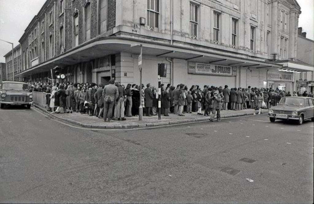Punters queuing outside the Albert Hall for the premiere of Jaws in 1975 (Local Campaign)