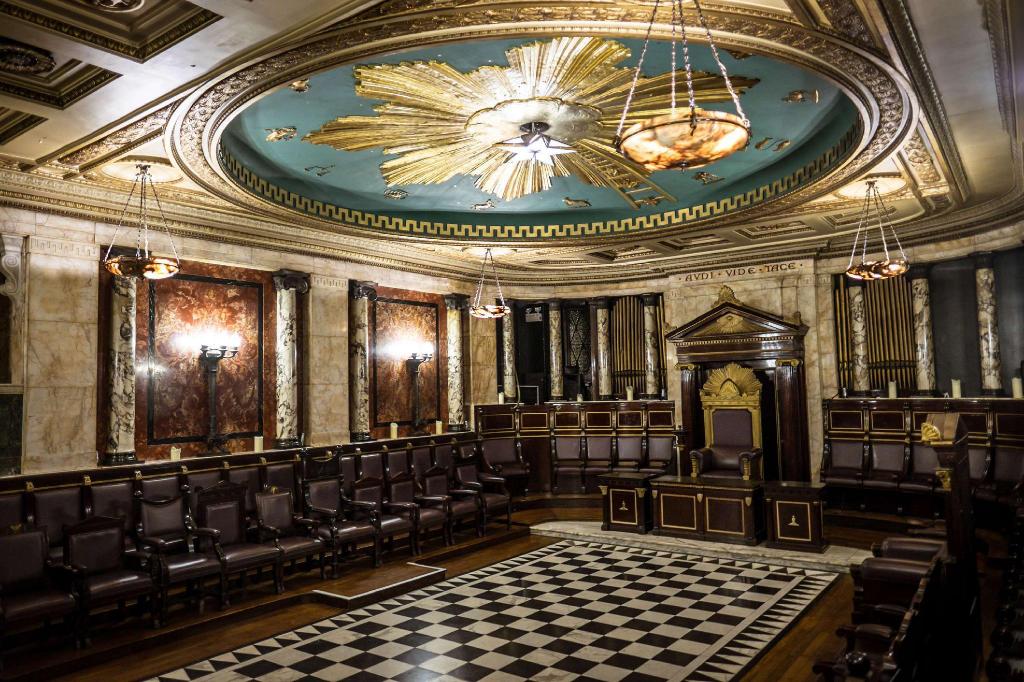 The hotel contains two Masonic temples and other sumptuous and well-preserved interiors