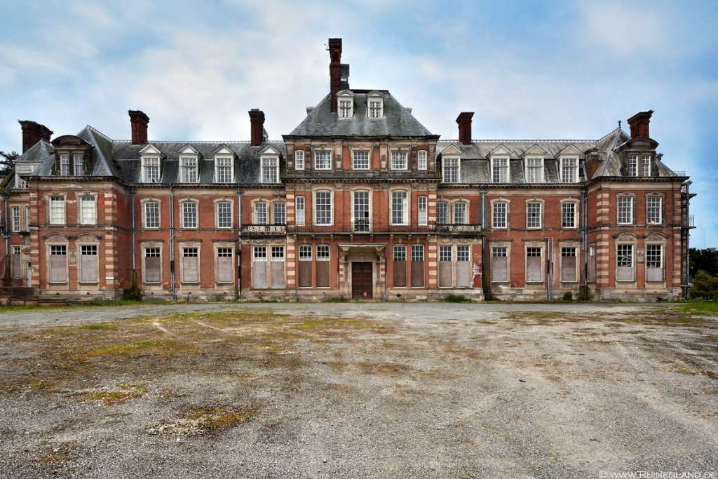 Kinmel Hall, boarded up and neglected in 2020 (Andy Bildo)